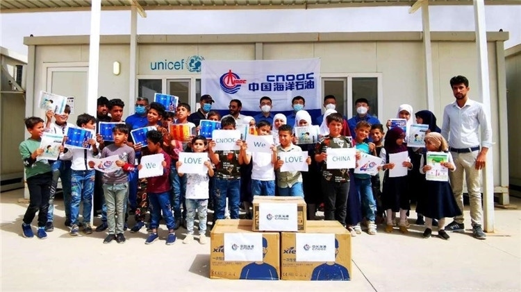 慰問當地學校。中國海油供圖