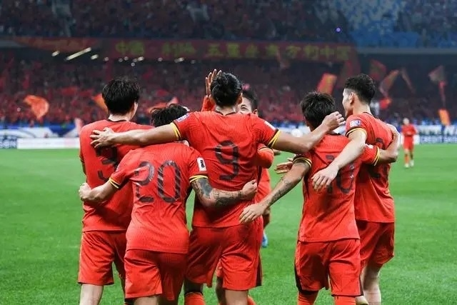10月15日晚，張玉寧（9號）進球后與隊友擁抱慶祝。新華社記者 李紫恒攝