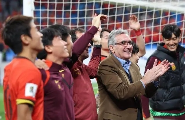 10月15日晚，國足主教練伊萬科維奇（前右）賽后向觀眾致意。新華社記者 胡星宇攝