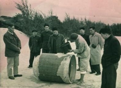 谷文昌（左一）與工程技術(shù)人員解決地下水供給（資料照片）。谷文昌帶領(lǐng)群眾修建了22座水庫和705處永久性水利工程，緩解了東山縣水資源極度缺乏的難題。