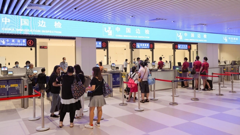 2023年7月26日，旅客在三亞鳳凰國際機場國際航站樓有序通關(guān)。三亞鳳凰國際機場國際航站樓改擴(kuò)建項目主體工程已于2023年7月1日完工并投入使用，該項目是海南自貿(mào)港首個主體工程完工并投入使用的封關(guān)運作項目?！逗Ｄ献杂少Q(mào)易港建設(shè)總體方案》明確，海南將在2025年前適時啟動全島封關(guān)運作。