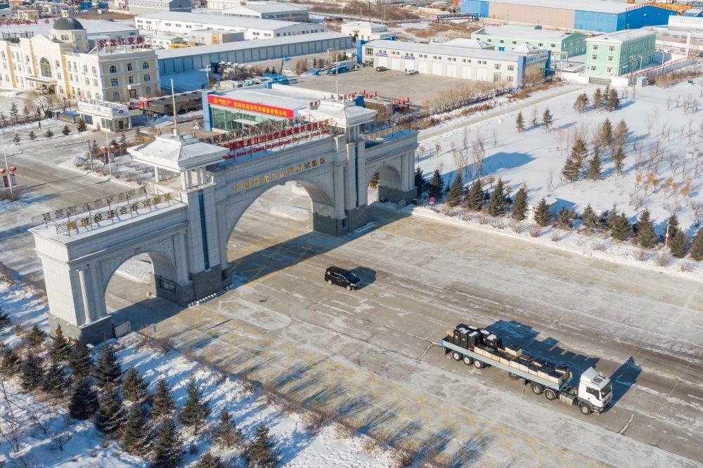 這是中國（黑龍江）自由貿(mào)易試驗區(qū)黑河片區(qū)（2024年1月31日攝，無人機照片）。2023年，該自貿(mào)片區(qū)外貿(mào)進(jìn)出口總值達(dá)244.82億元，實現(xiàn)增幅56.9%，引進(jìn)外資企業(yè)16家，直接利用外資127.3萬美元，同比增長27.3%。