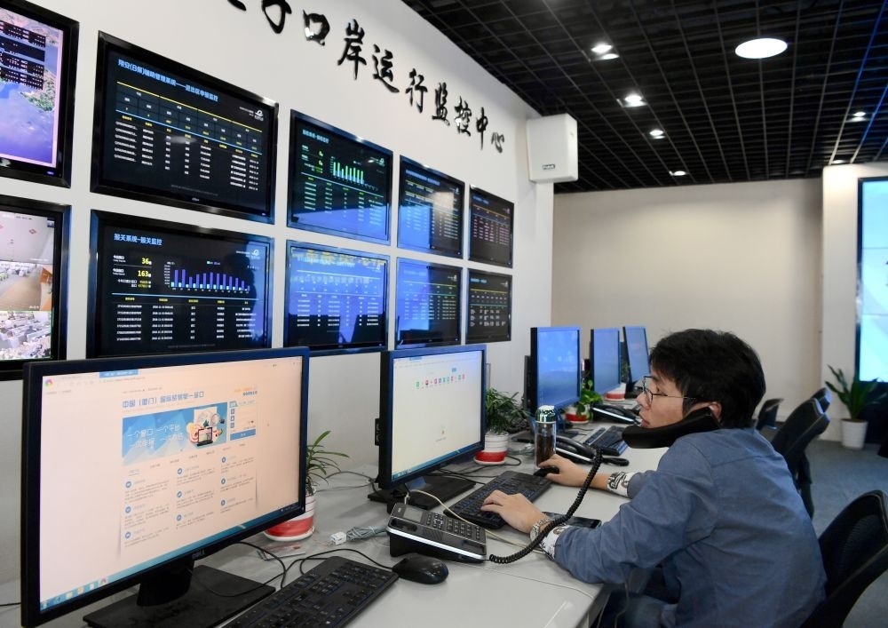 在中國（福建）自由貿(mào)易試驗區(qū)廈門片區(qū)，國際貿(mào)易“單一窗口”工作人員在網(wǎng)上受理業(yè)務(wù)（2018年11月15日攝）。“單一窗口”是關(guān)檢等口岸部門、地方政府相關(guān)部門、金融機構(gòu)等共同參與的口岸管理共享平臺。貿(mào)易商能夠通過一個入口提交貨物進(jìn)出口或轉(zhuǎn)運所需要的單證或電子數(shù)據(jù)，實現(xiàn)“一個平臺、一點接入、一次申報、一次辦結(jié)”。