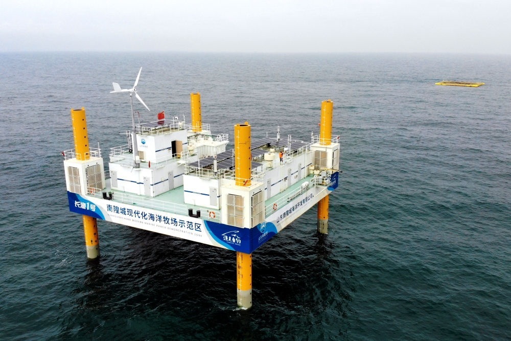 這是應(yīng)用5G技術(shù)的山東長島綜合試驗區(qū)南隍城國家級海洋牧場示范區(qū)海上平臺（2020年8月8日攝，無人機照片）。中國（山東）自由貿(mào)易試驗區(qū)設(shè)立以來，一系列大膽試、大膽闖、自主改的政策逐步落實，制度創(chuàng)新打通堵點、釋放活力，成為深化對外開放、發(fā)展海洋經(jīng)濟(jì)的重要抓手。