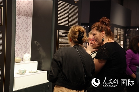 嘉賓參觀展覽。人民網(wǎng)記者 禹麗敏攝