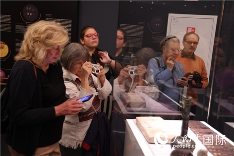 嘉賓參觀展覽。人民網(wǎng)記者禹麗敏 攝。