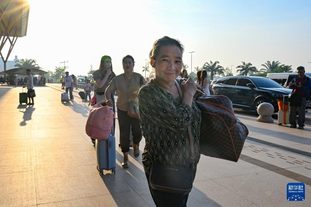 這是10月12日在老撾萬象中老鐵路萬象站拍攝的一名女子。新華社記者 程一恒 攝