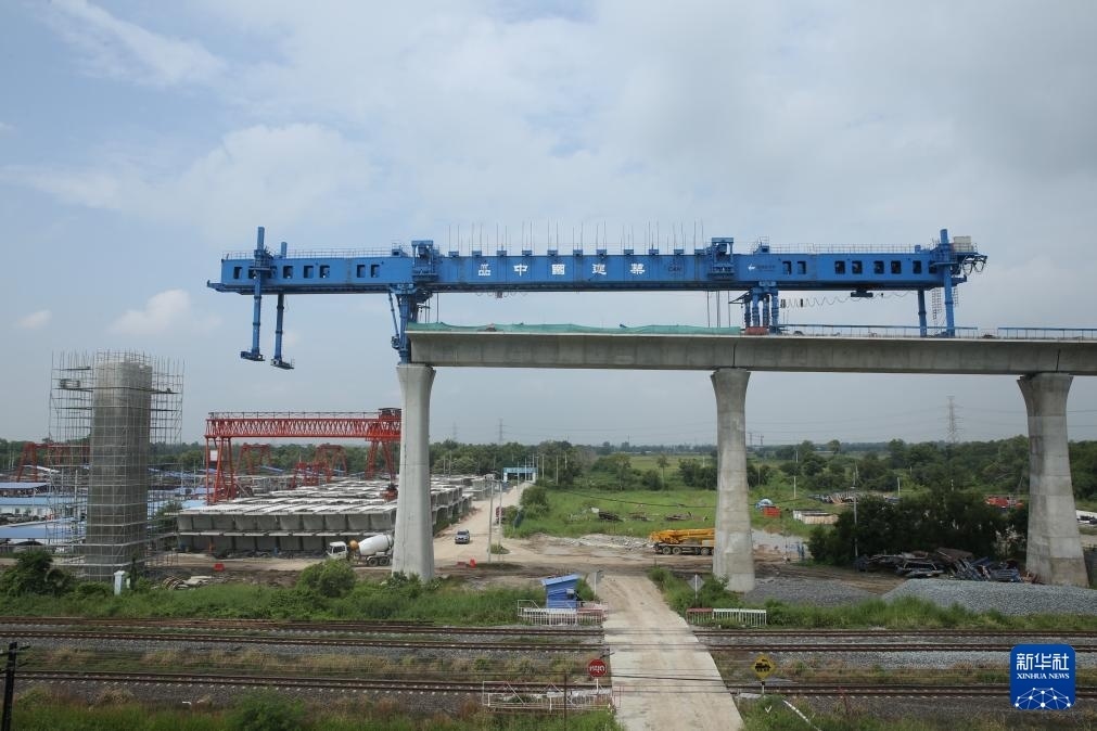 這是10月11日拍攝的位于泰國大城府的中泰高鐵項目4-3標段施工現(xiàn)場。新華社記者 孫瑋彤 攝