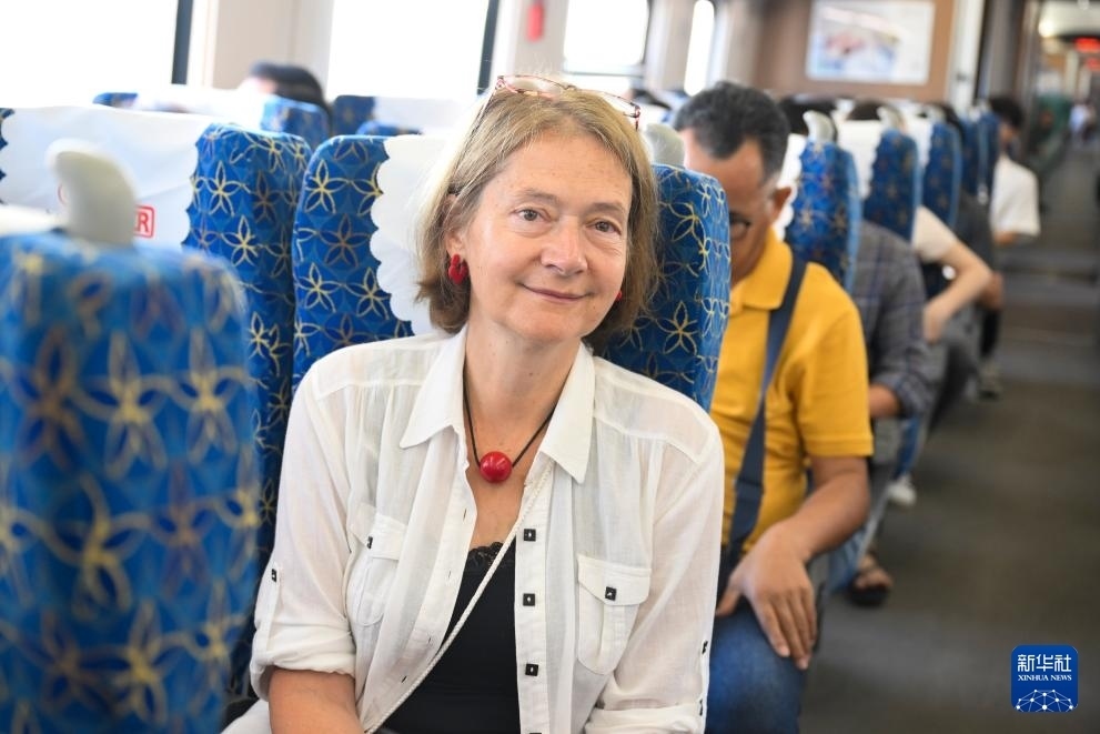 這是10月12日在老撾拍攝的中老鐵路C98列車上的一名乘客。新華社記者 程一恒 攝