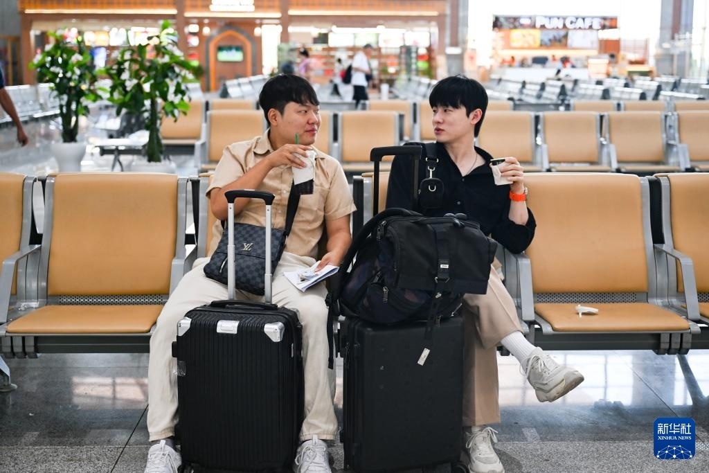 10月12日，在老撾萬象中老鐵路萬象站候車廳，兩名乘客在等候列車。新華社記者 程一恒 攝