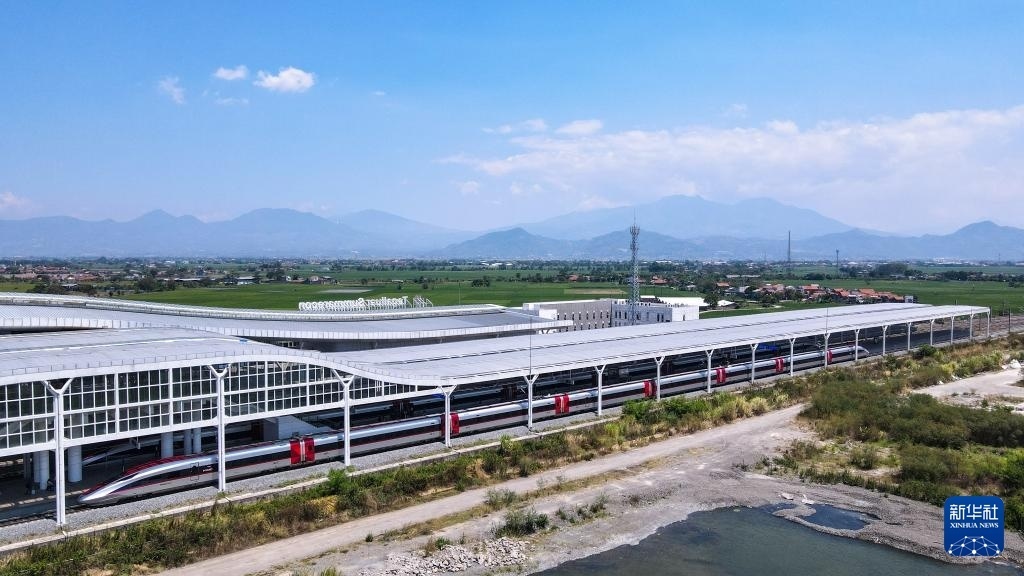 9月13日，在印度尼西亞萬隆德卡魯爾站，雅萬高鐵高速動車組列車停靠在站臺上（無人機照片）。新華社記者 徐欽 攝