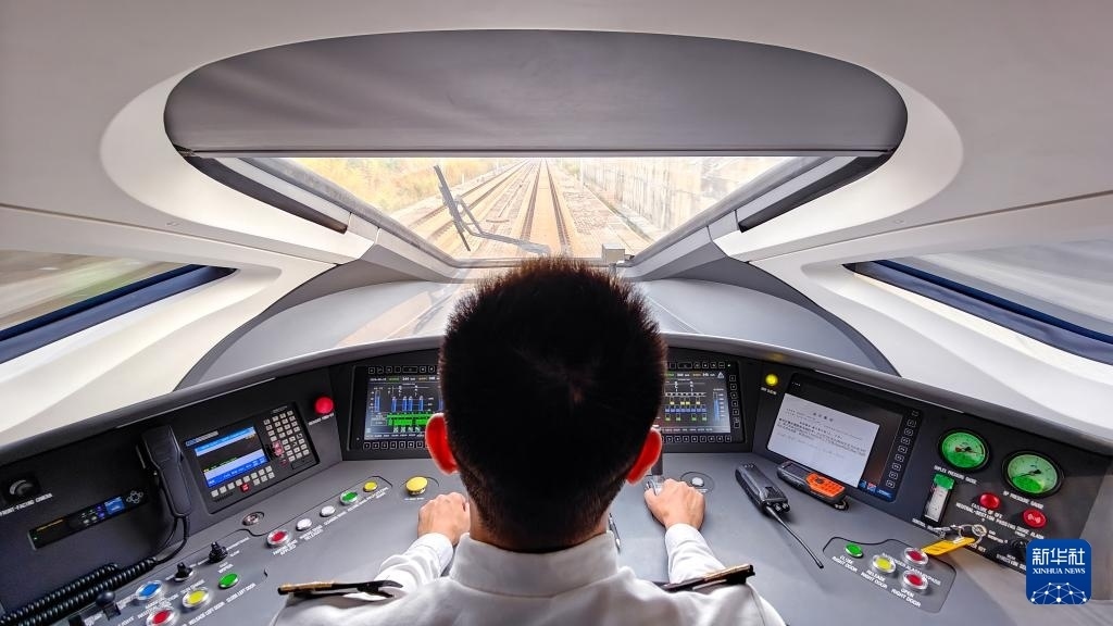 9月12日，司機駕駛高速動車組列車行駛在雅萬高鐵上（手機照片）。新華社記者 徐欽 攝