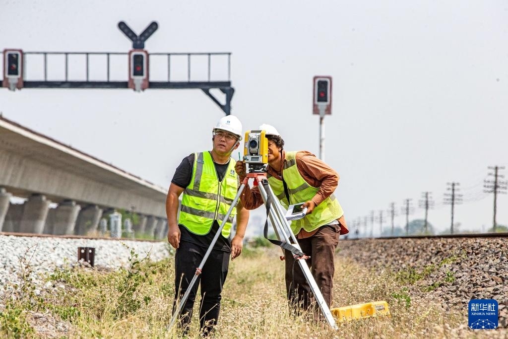 5月1日，在泰國大城府，中泰高鐵項目工作人員在施工現(xiàn)場勘查。新華社記者 王騰 攝