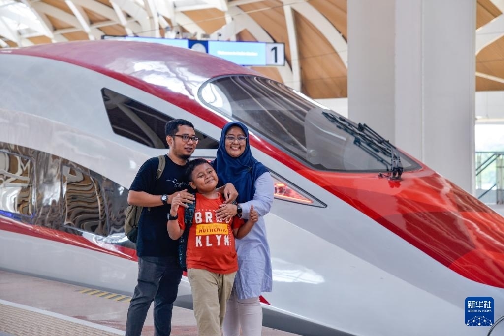 4月17日，在印度尼西亞雅加達哈利姆站站臺，乘客和雅萬高鐵高速動車組列車合影。新華社記者 徐欽 攝