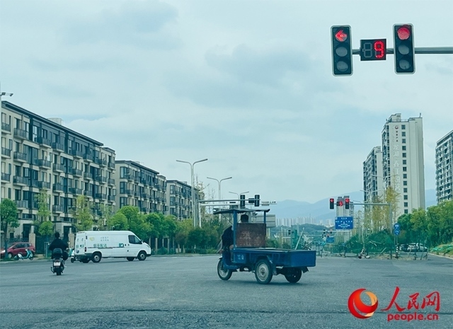 長(zhǎng)富大道與文化中心東路三岔路口車輛混行（9月19日拍攝）。人民網(wǎng)記者 帥筠攝