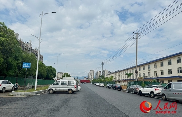 麗水佳園小區(qū)入口外及長(zhǎng)富大道上停滿了車輛。人民網(wǎng)記者 邱燁攝