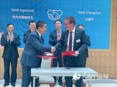 （10月16日，第十屆巴伐利亞中國(guó)日在慕尼黑舉行。圖為簽約儀式現(xiàn)場(chǎng)。人民網(wǎng)記者劉赫攝）