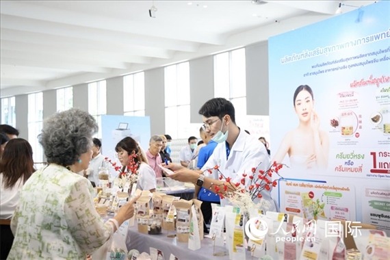 活動現(xiàn)場，泰國華僑中醫(yī)院工作人員向來訪者介紹養(yǎng)生產(chǎn)品。人民網(wǎng)記者楊一攝