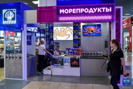 這是9月6日在俄羅斯符拉迪沃斯托克機場拍攝的海鮮商店。新華社記者 曹陽 攝