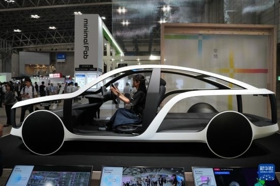 這是10月17日在日本千葉縣舉行的日本高新技術(shù)博覽會上拍攝的，索尼公司展示的概念車模型。新華社記者 錢錚 攝