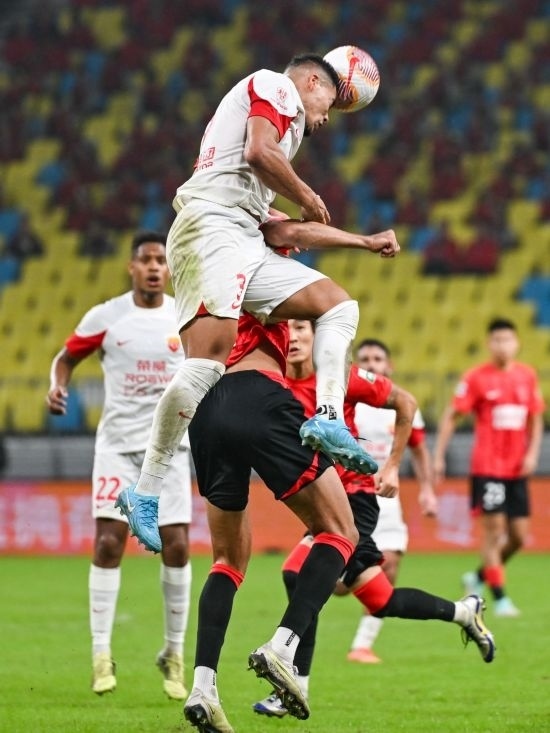 10月18日，上海海港隊(duì)球員蔣光太（上）在比賽中和成都蓉城隊(duì)球員費(fèi)利佩（下）爭頂。新華社記者 王曦 攝