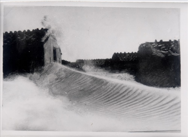 昔日的東山島風(fēng)沙掩埋部分村民村舍（資料照片）。