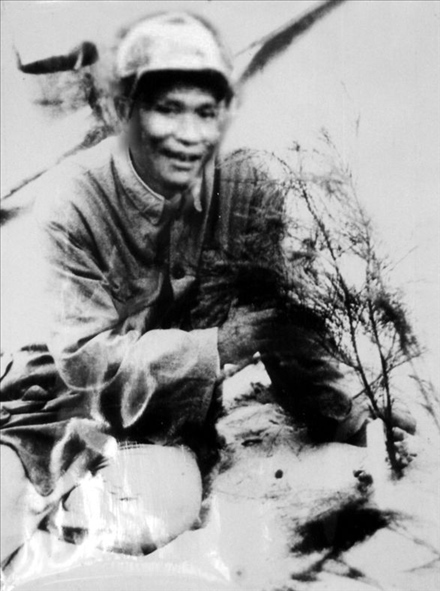 谷文昌與試種成活的木麻黃（資料照片）。