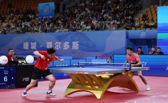 10月18日，上海隊(duì)選手樊振東（左）在單打比賽中發(fā)球。他3:2戰(zhàn)勝福建隊(duì)選手程靖淇。新華社記者 王楷焱 攝