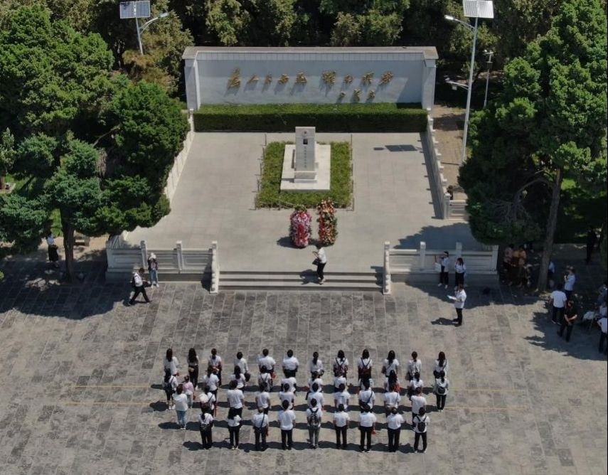 2021年6月24日，參觀者在位于河南省蘭考縣的焦裕祿紀(jì)念園瞻仰焦裕祿烈士墓（無(wú)人機(jī)照片）。新華社記者 李安 攝