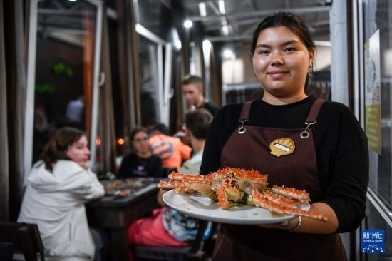 9月2日，俄羅斯符拉迪沃斯托克一家餐館的服務(wù)員在展示帝王蟹。新華社記者 曹陽 攝