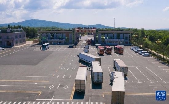 2019年6月22日，往返于中國和俄羅斯的貨車在中俄琿春口岸前排隊等待通關(guān)（無人機照片）。
