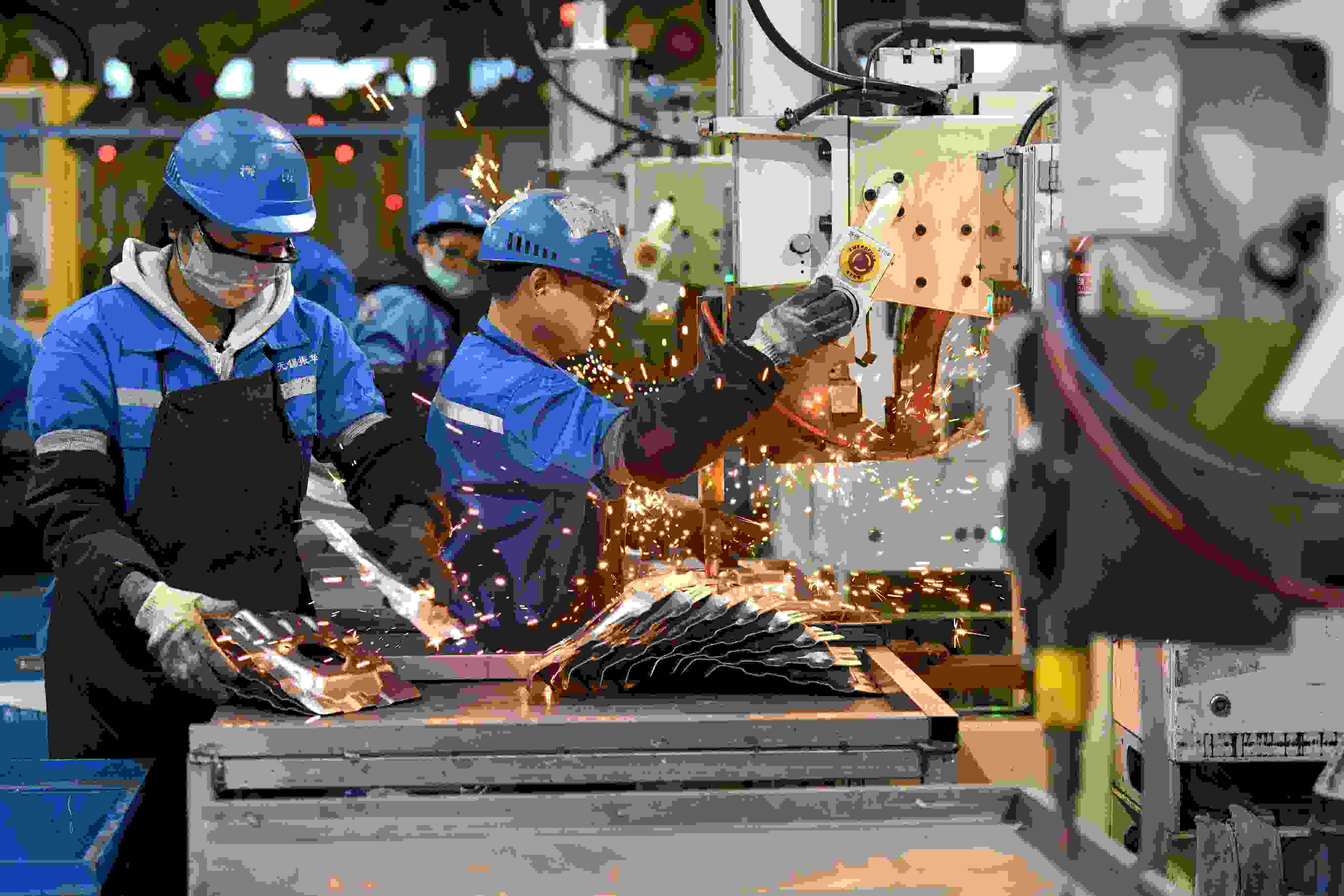 2023年2月7日，福建省寧德市蕉城區(qū)一家汽車零部件生產(chǎn)企業(yè)的生產(chǎn)線上一派繁忙景象。