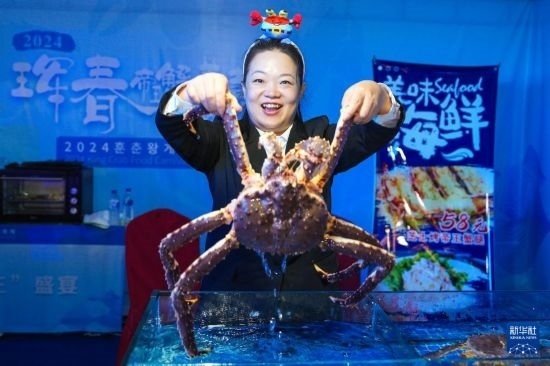 9月19日，在吉林省琿春市，商家在展示售賣的帝王蟹。新華社記者 許暢 攝