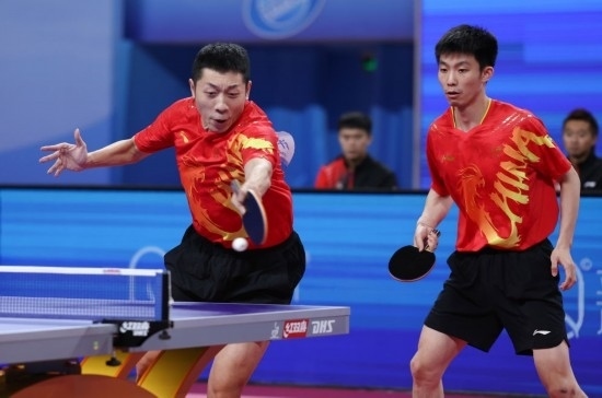 10月18日，上海隊(duì)組合許昕（左）/周愷在雙打比賽中。他們3:0戰(zhàn)勝福建隊(duì)組合曾蓓勛/陳俊菘。新華社記者 王楷焱 攝