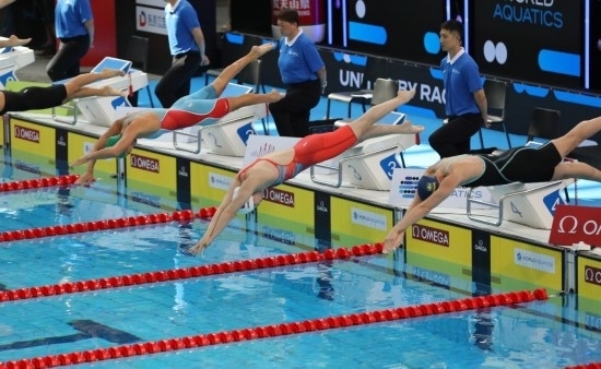 10月18日，中國選手張雨霏（右二）在女子50米自由泳預(yù)賽中出發(fā)。新華社記者 方喆 攝