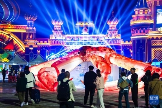 9月19日，游客在吉林省琿春市的2024琿春帝王蟹美食嘉年華現(xiàn)場游玩。新華社記者 許暢 攝