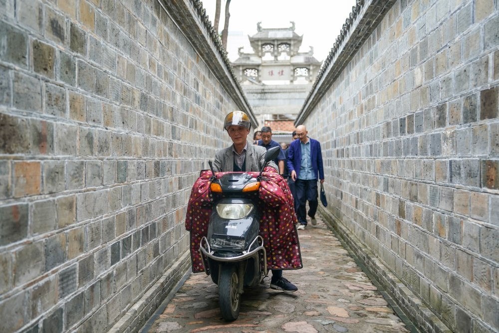 ↑市民在安徽省安慶市桐城市六尺巷通行。