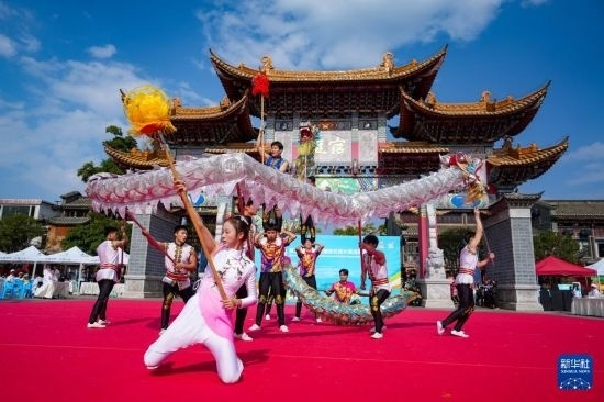 10月19日，四川師范大學(xué)舞龍隊(duì)在傳統(tǒng)舞龍項(xiàng)目中比賽，最終他們獲得該項(xiàng)目銀獎(jiǎng)。