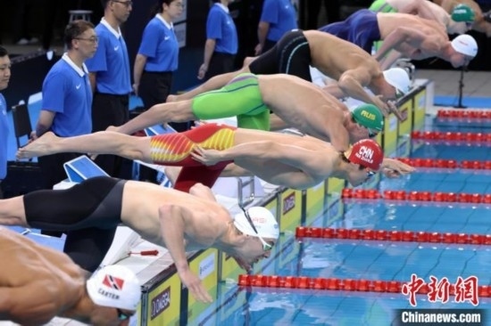 10月19日晚，2024年世界泳聯(lián)游泳世界杯上海站結(jié)束第二個(gè)比賽日的爭(zhēng)奪。圖為中國(guó)選手潘展樂(lè)(左三)在男子100米自由泳決賽中。 中新社記者 湯彥俊 攝