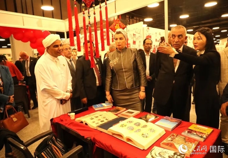 第二十三屆約旦安曼國(guó)際書(shū)展于10月10日至19日在約旦展覽中心舉行，約旦政府和民間各界人士在中國(guó)展臺(tái)翻閱圖書(shū)，熱烈交流互動(dòng)，感受中華文化之美。人民網(wǎng)記者 李瀟攝