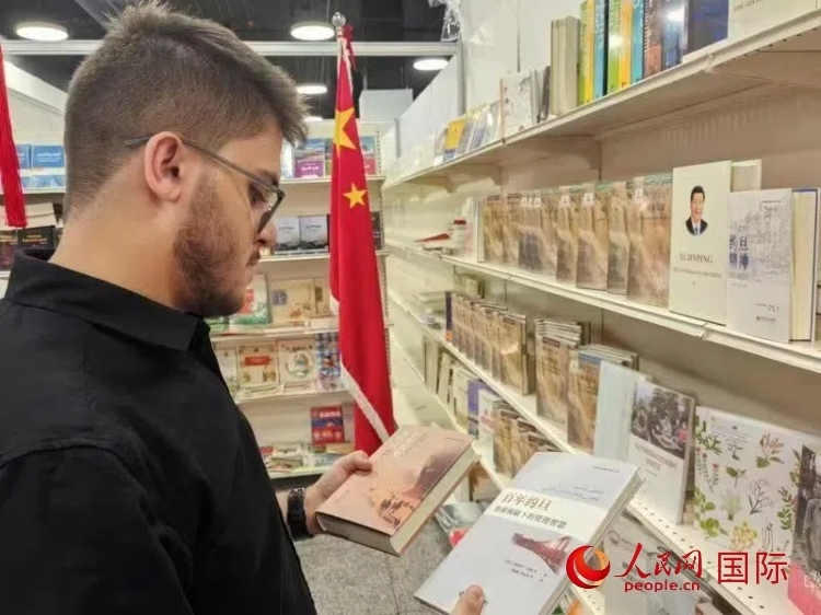 第二十三屆約旦安曼國(guó)際書(shū)展于10月10日至19日在約旦展覽中心舉行，約旦政府和民間各界人士在中國(guó)展臺(tái)翻閱圖書(shū)，熱烈交流互動(dòng)，感受中華文化之美。人民網(wǎng)記者 李瀟攝