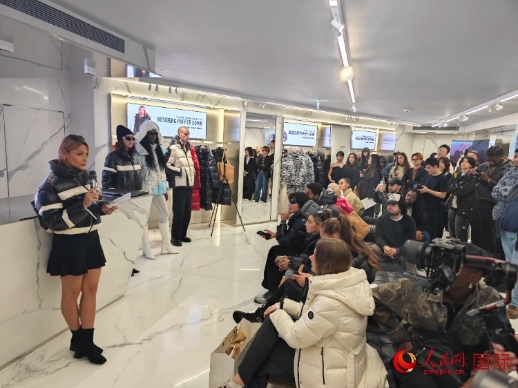 英國時(shí)尚博主分享自己的穿搭心得。人民網(wǎng)記者 邢雪攝