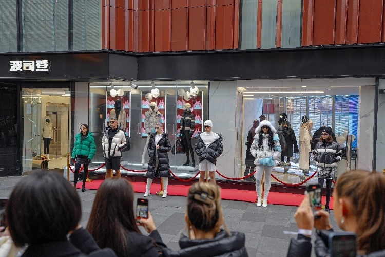 模特在波司登倫敦旗艦店門前展示新款羽絨服。主辦方供圖