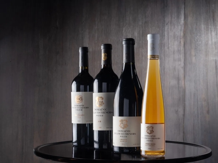 活動(dòng)現(xiàn)場(chǎng)推介了懷來中法莊園珍藏馬瑟蘭干紅、小芒森甜白等優(yōu)質(zhì)葡萄酒。主辦方供圖