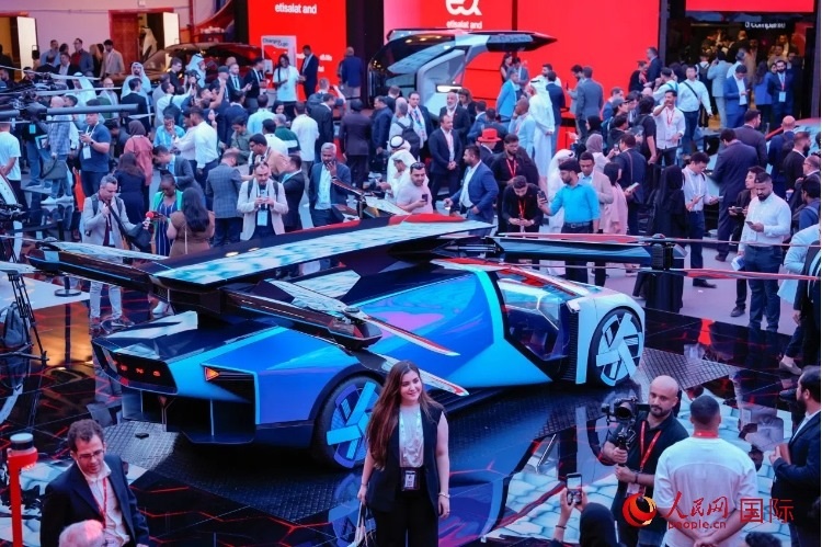 小鵬匯天陸空一體式飛行汽車備受關(guān)注。人民網(wǎng) 塔里克·易卜拉欣攝