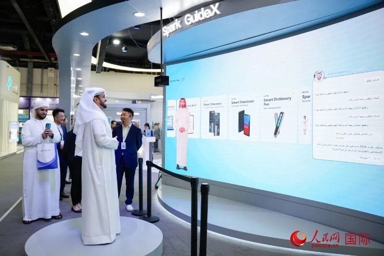 觀眾在科大訊飛展臺與虛擬人對話。人民網(wǎng) 塔里克·易卜拉欣攝