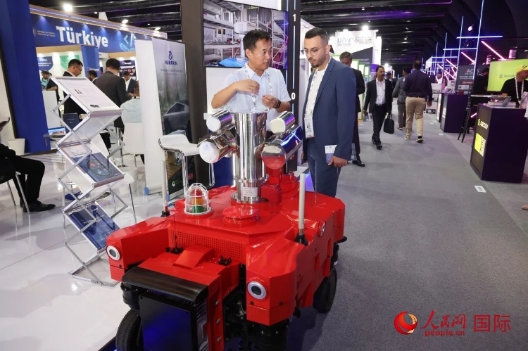 觀眾了解北京眸視科技有限公司研發(fā)的巡檢機器人。人民網(wǎng)記者 任皓宇攝