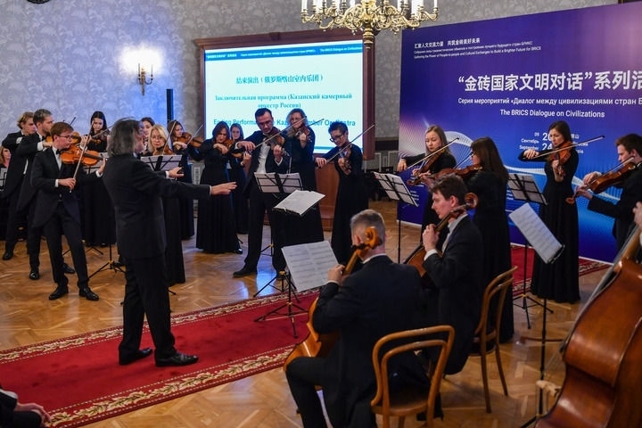 2024年9月24日，在俄羅斯喀山，俄羅斯喀山室內(nèi)樂團(tuán)演奏傳統(tǒng)曲目?！敖鸫u國(guó)家文明對(duì)話”系列活動(dòng)24日在俄羅斯喀山舉行，來自中國(guó)、俄羅斯、巴西、印度、南非、伊朗等金磚國(guó)家的相關(guān)機(jī)構(gòu)、各領(lǐng)域?qū)＜覍W(xué)者及青年代表等300多人參加。新華社記者 曹陽 攝