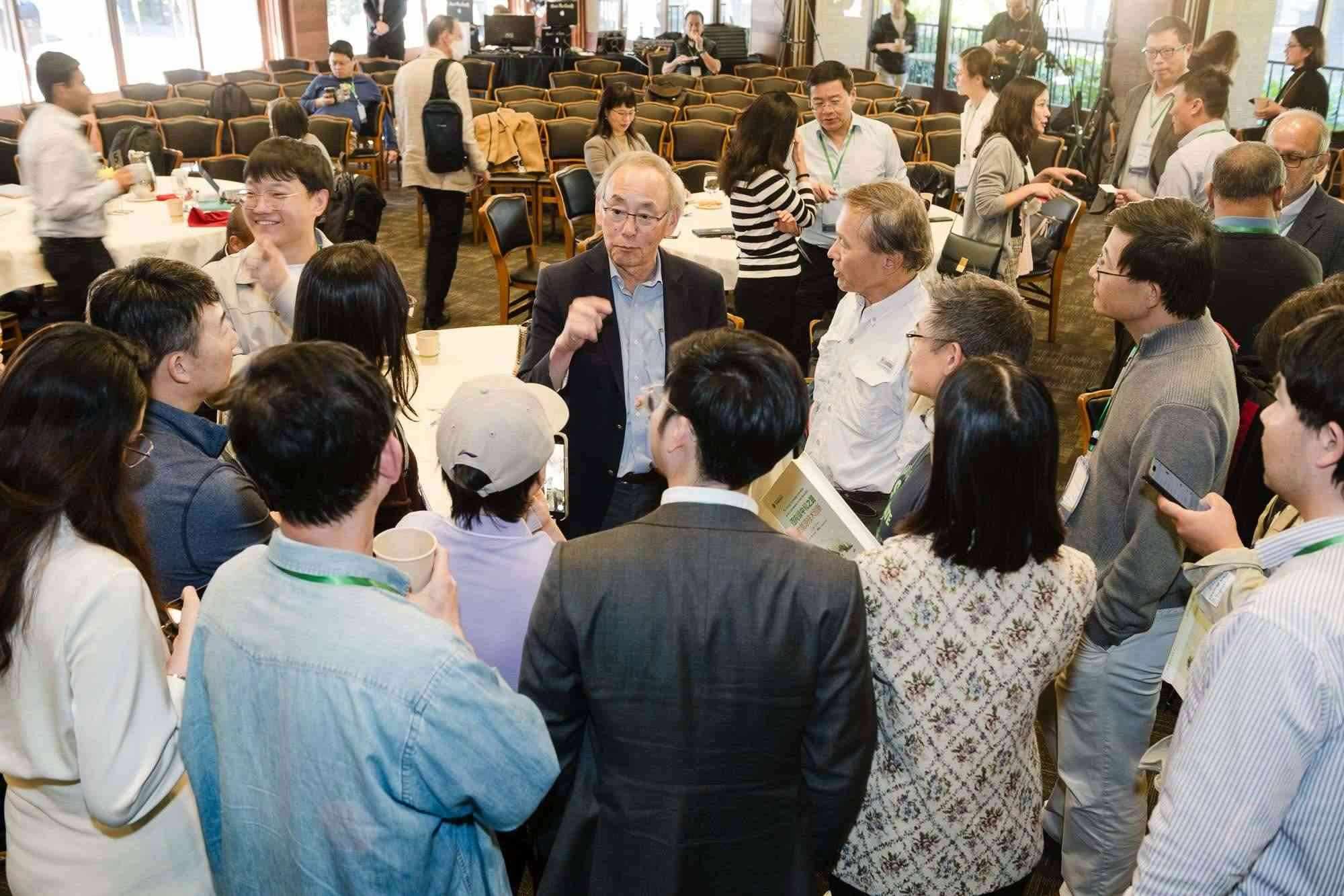 美國前能源部長、諾獎(jiǎng)得主朱棣文教授在會(huì)場與參會(huì)者交流。馮超攝