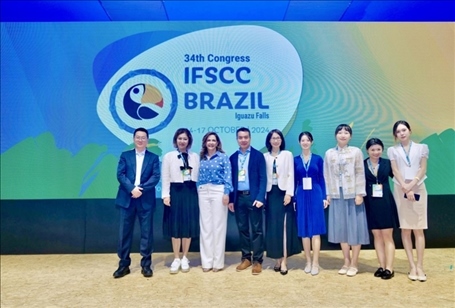 百雀羚集團高層與研發(fā)團隊。受訪方供圖